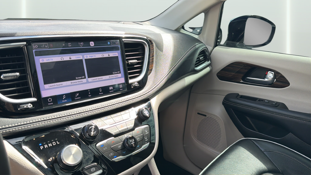 Used 2023 Chrysler Pacifica Limited w/ Uconnect Theater Family Group AWD/4WD image 16