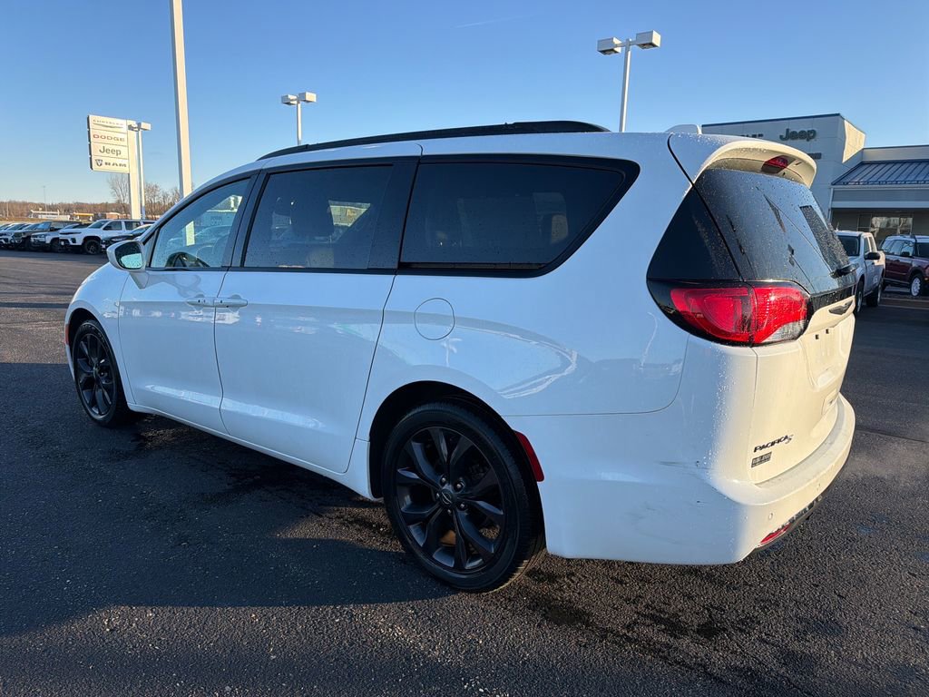Used 2019 Chrysler Pacifica Touring-L w/ S Appearance Package image 3