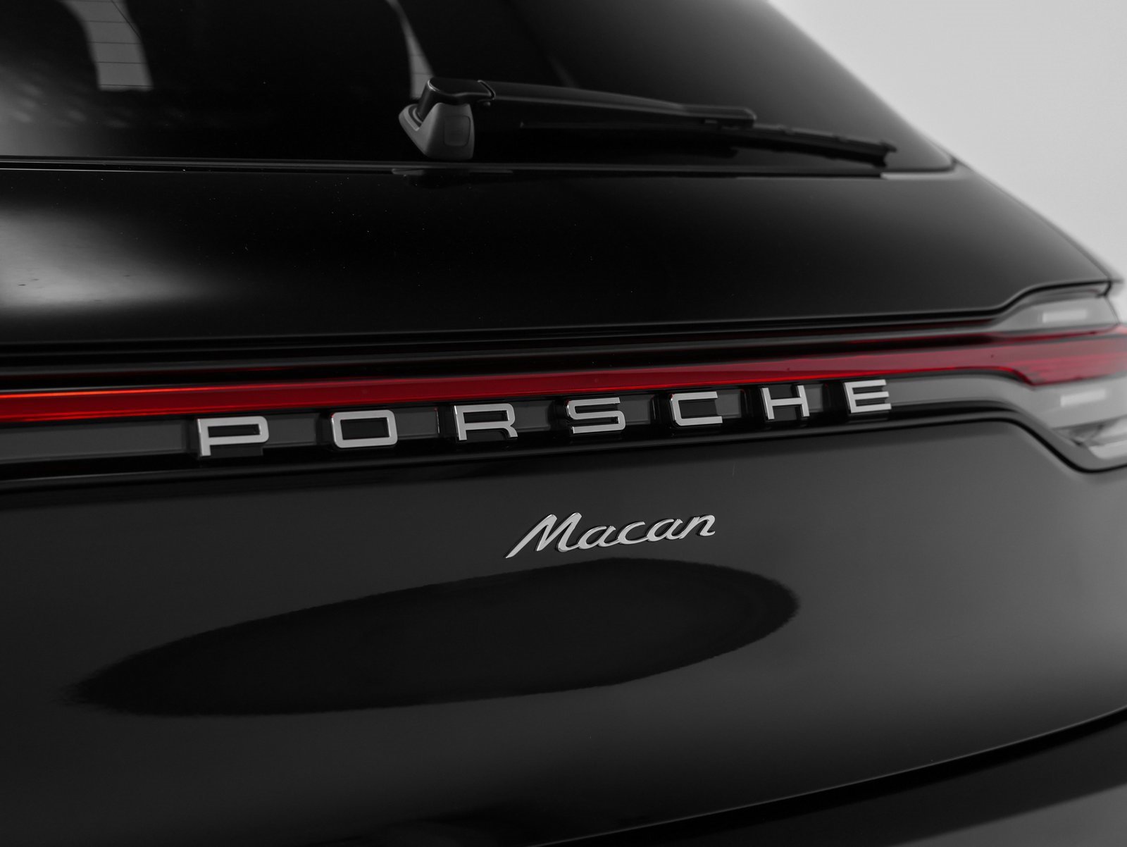 Certified 2025 Porsche Macan image 17