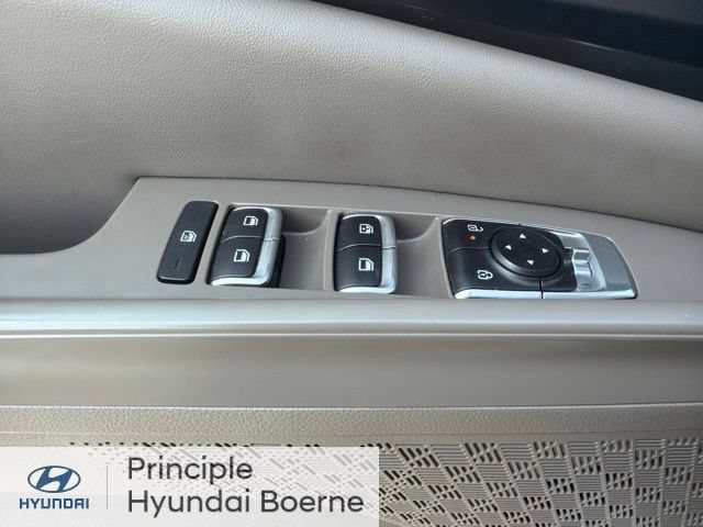 Used 2025 Kia Carnival FWD image 18