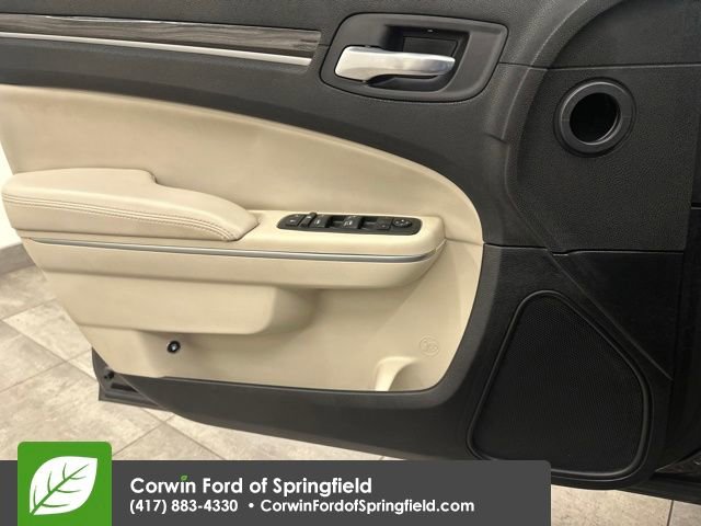 Used 2022 Chrysler 300 Touring w/ Sport Appearance Package image 33