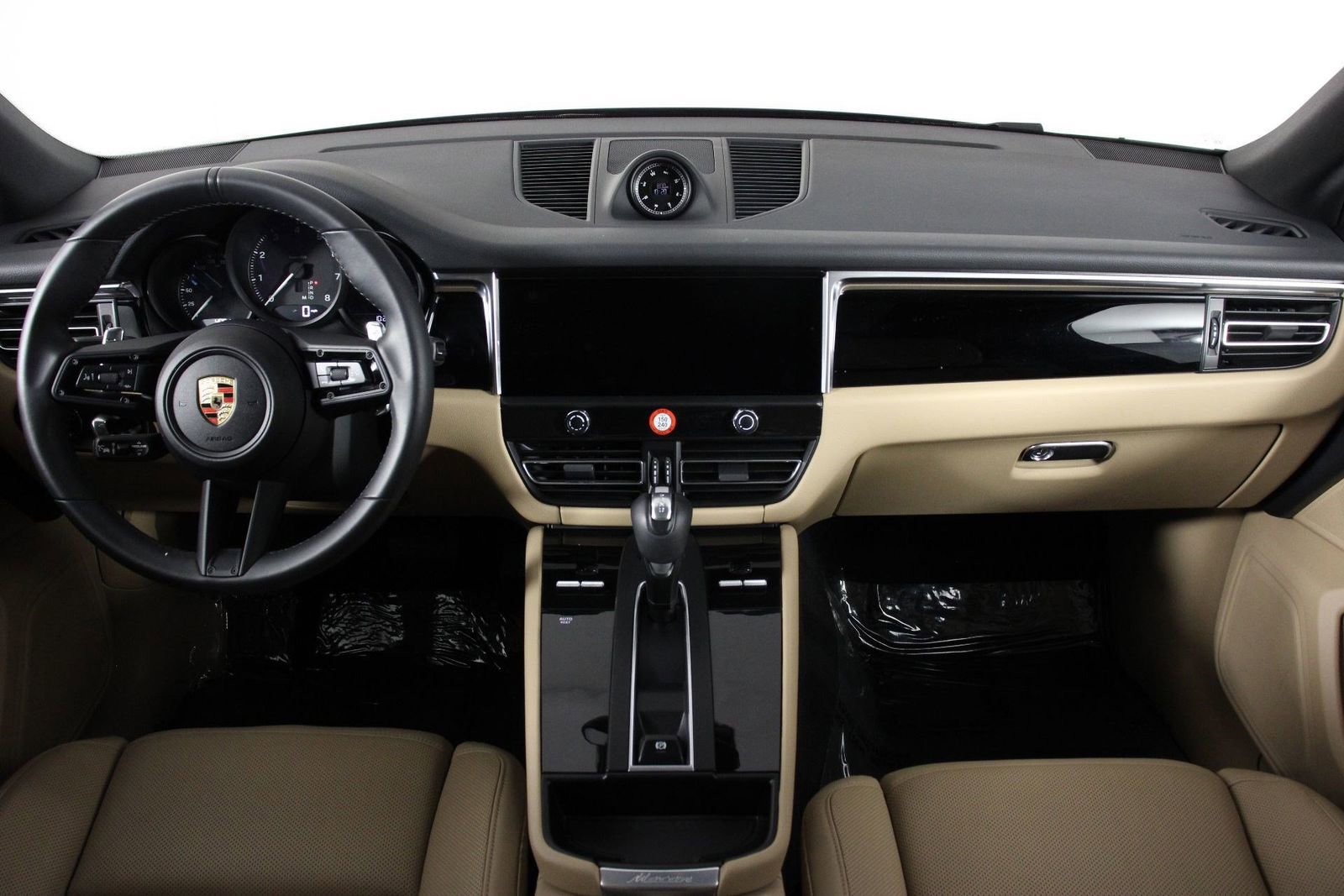 Certified 2025 Porsche Macan AWD/4WD image 11
