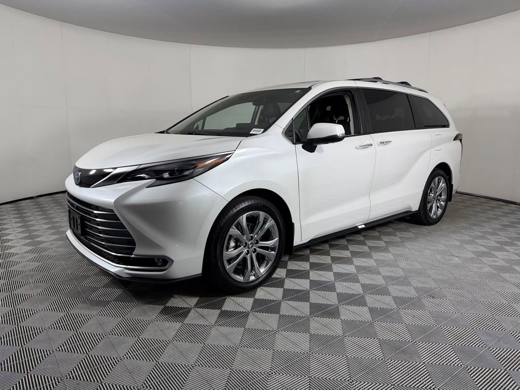 Used 2024 Toyota Sienna Platinum FWD image 3