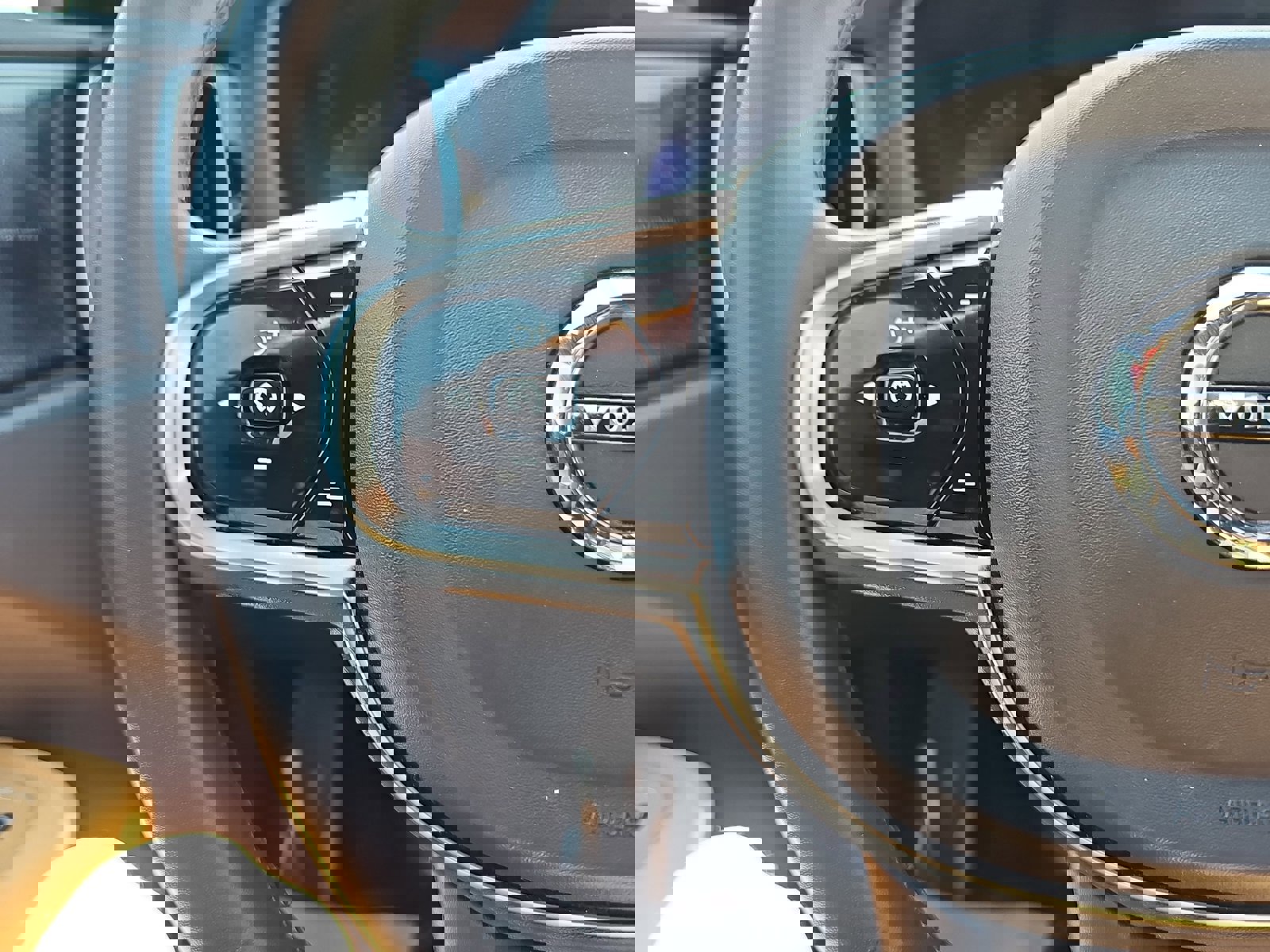 Used 2023 Volvo XC60 B5 Ultimate w/ Protection Package Premier FWD image 18