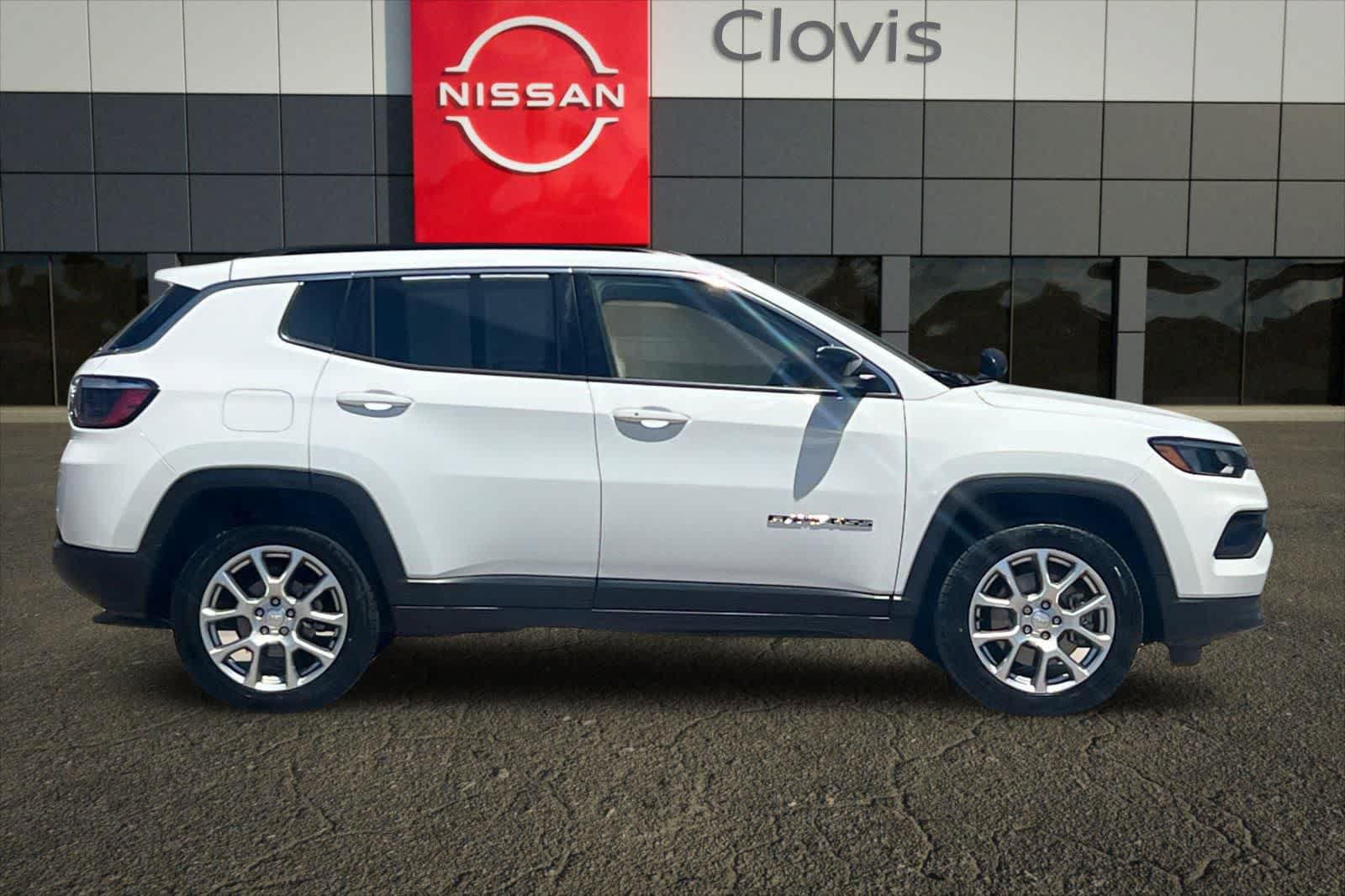 Used 2023 Jeep Compass Latitude AWD/4WD image 9