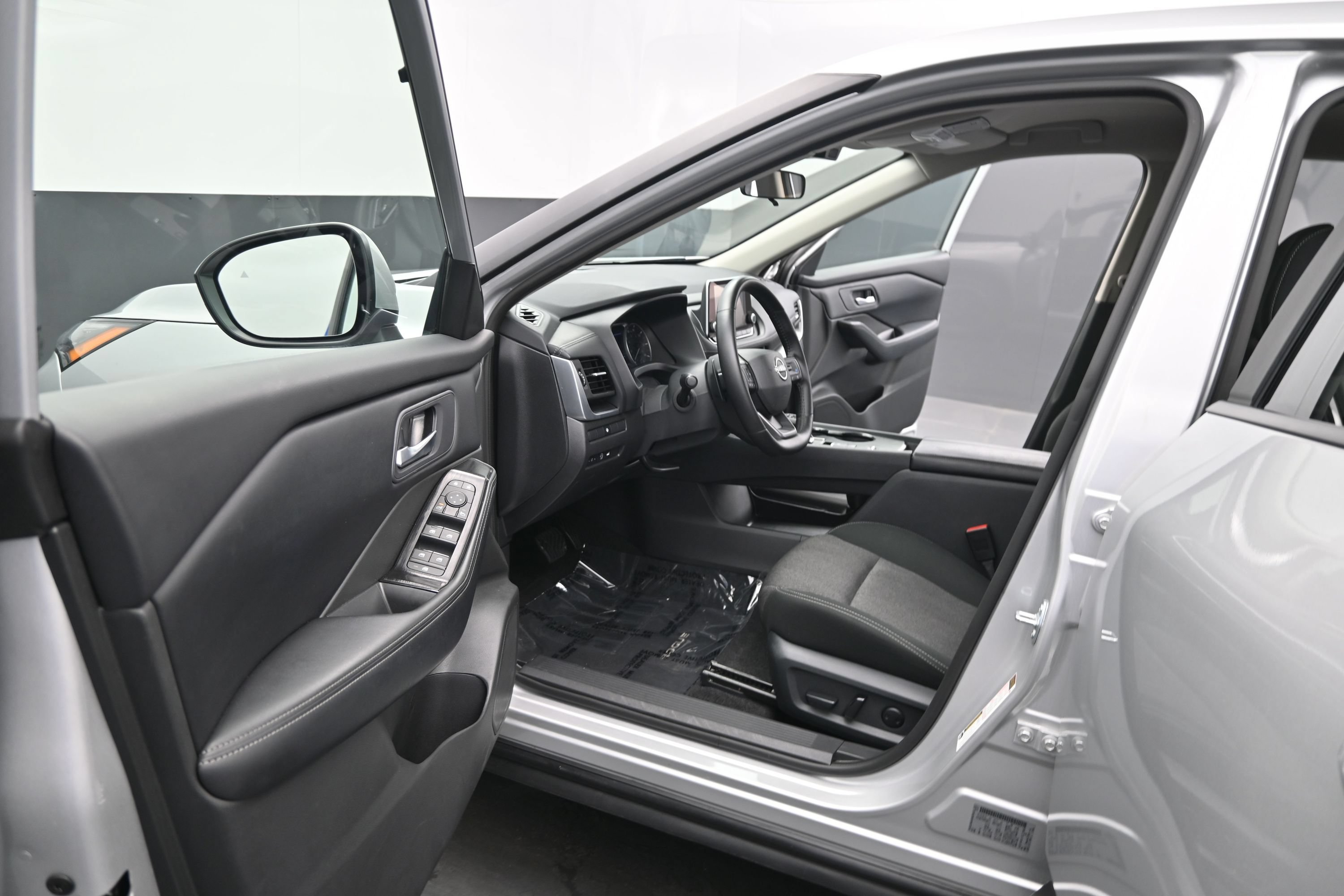 Used 2025 Nissan Rogue SV FWD image 16