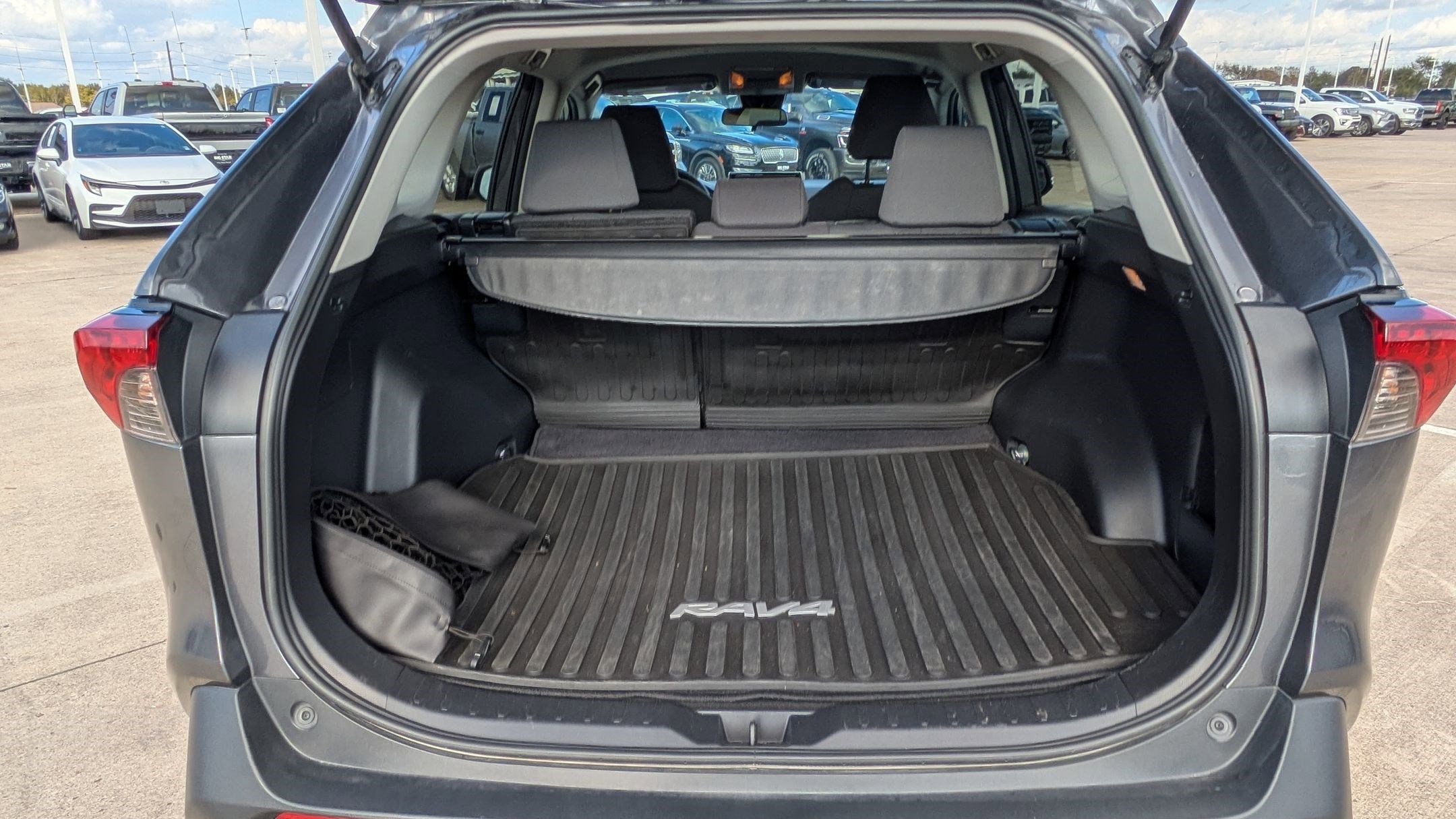 Used 2021 Toyota RAV4 XLE image 27