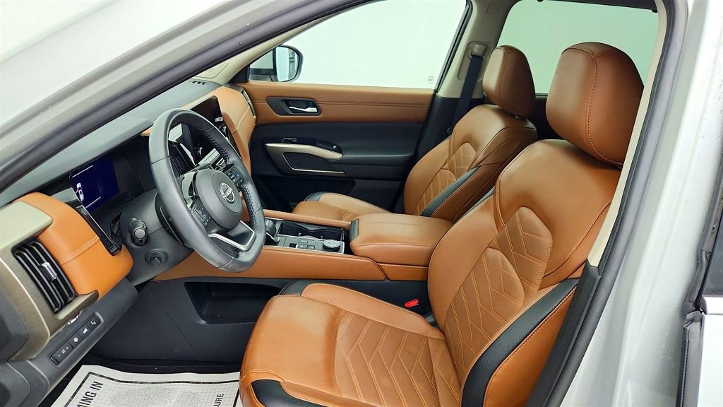 Used 2023 Nissan Pathfinder Platinum image 12