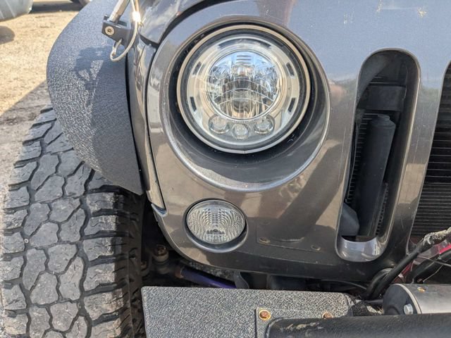 Used 2017 Jeep Wrangler Unlimited Rubicon w/ Connectivity Group AWD/4WD image 10