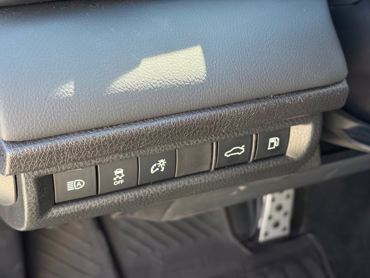Used 2025 Toyota Camry XSE FWD image 6