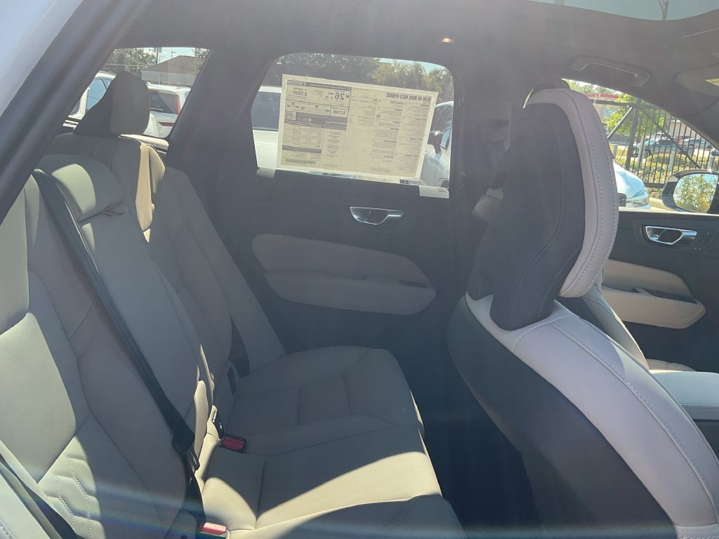 New 2027 Volvo XC60 B5 Plus AWD/4WD image 16