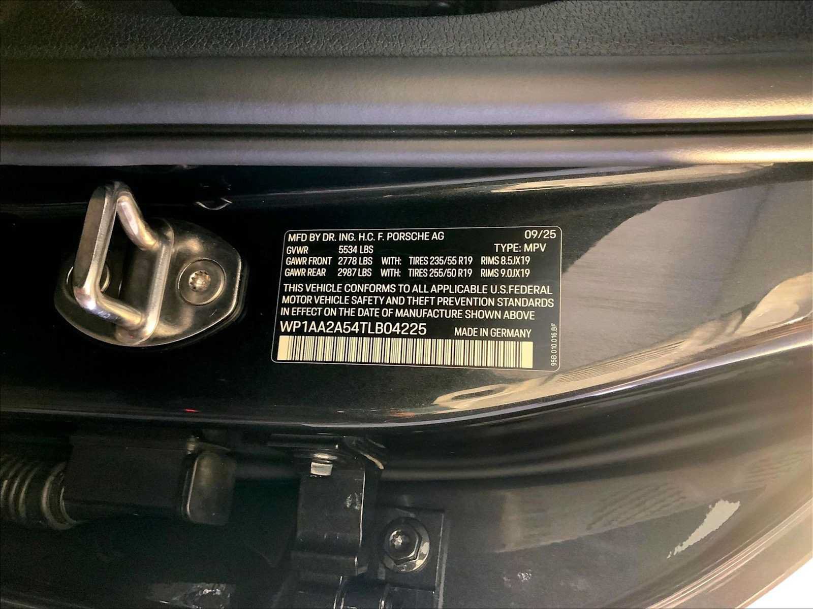 Certified 2026 Porsche Macan AWD/4WD image 36