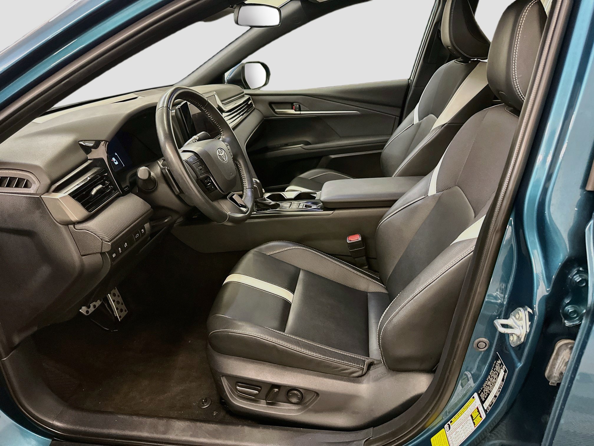 Used 2025 Toyota Camry SE FWD image 13