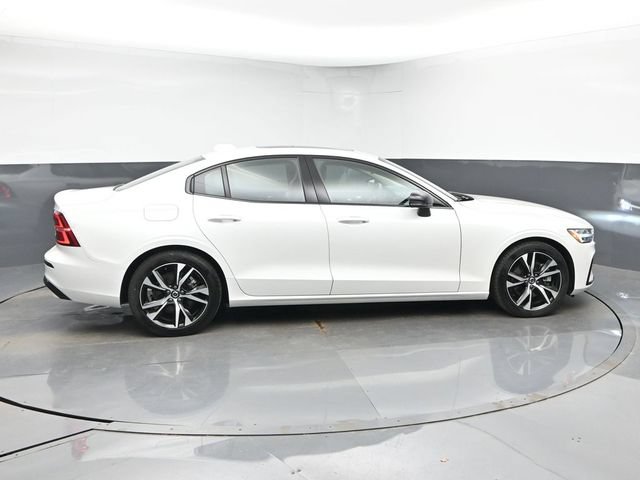 Used 2025 Volvo S60 B5 Core FWD image 9