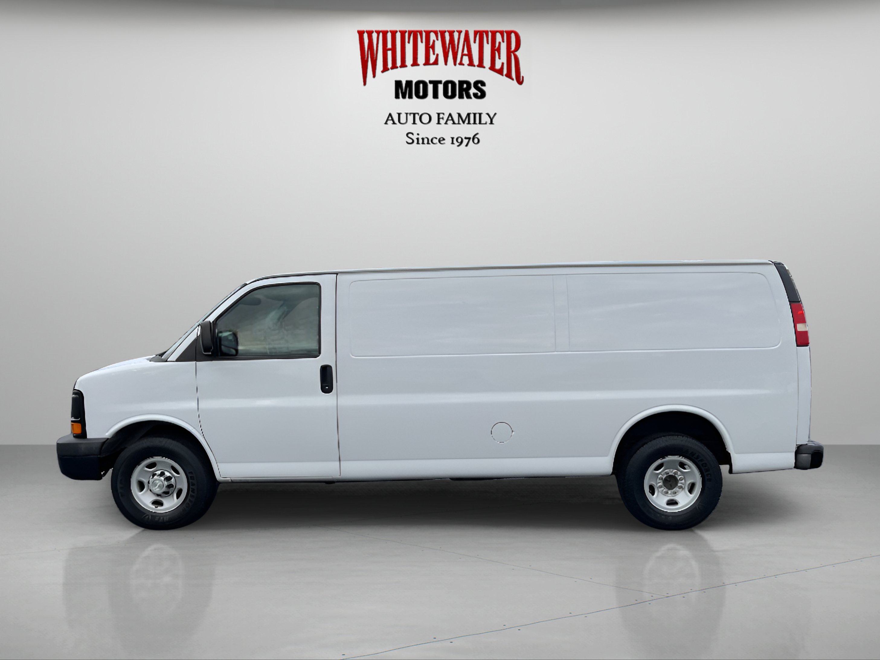 Used 2014 Chevrolet Express 3500 Extended RWD image 2