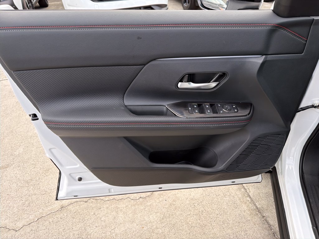 New 2026 Nissan Kicks SR w/ SR Premium Package FWD image 17
