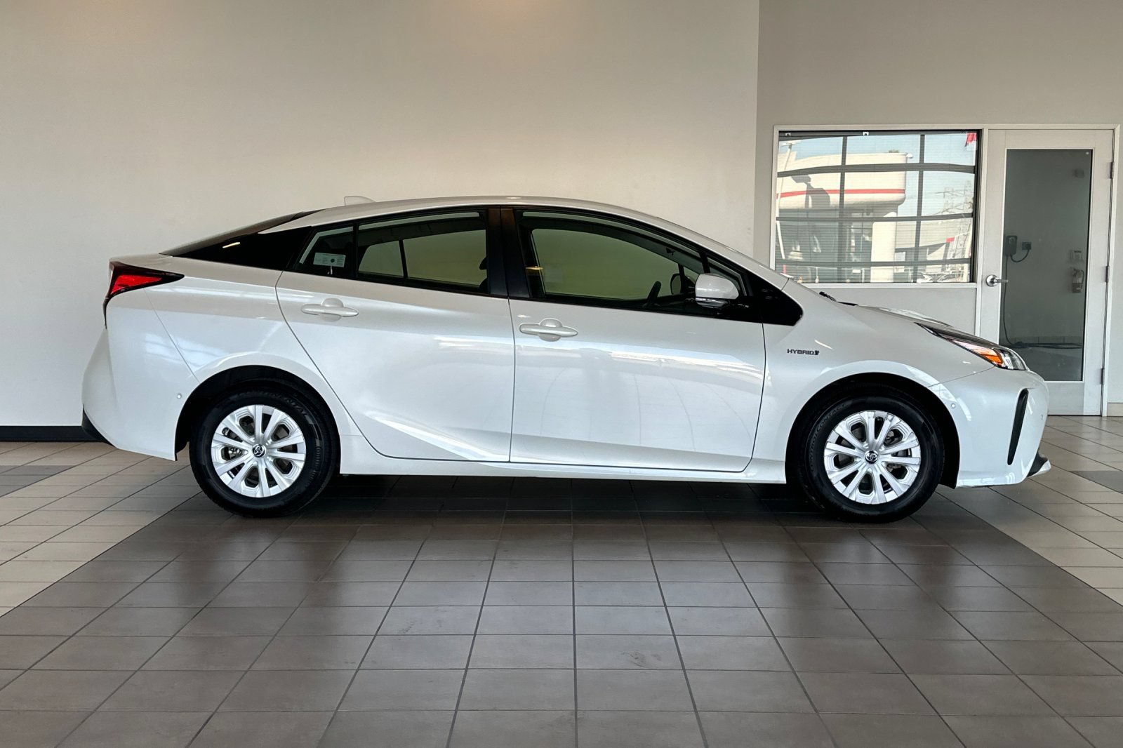 Certified 2020 Toyota Prius LE FWD image 3