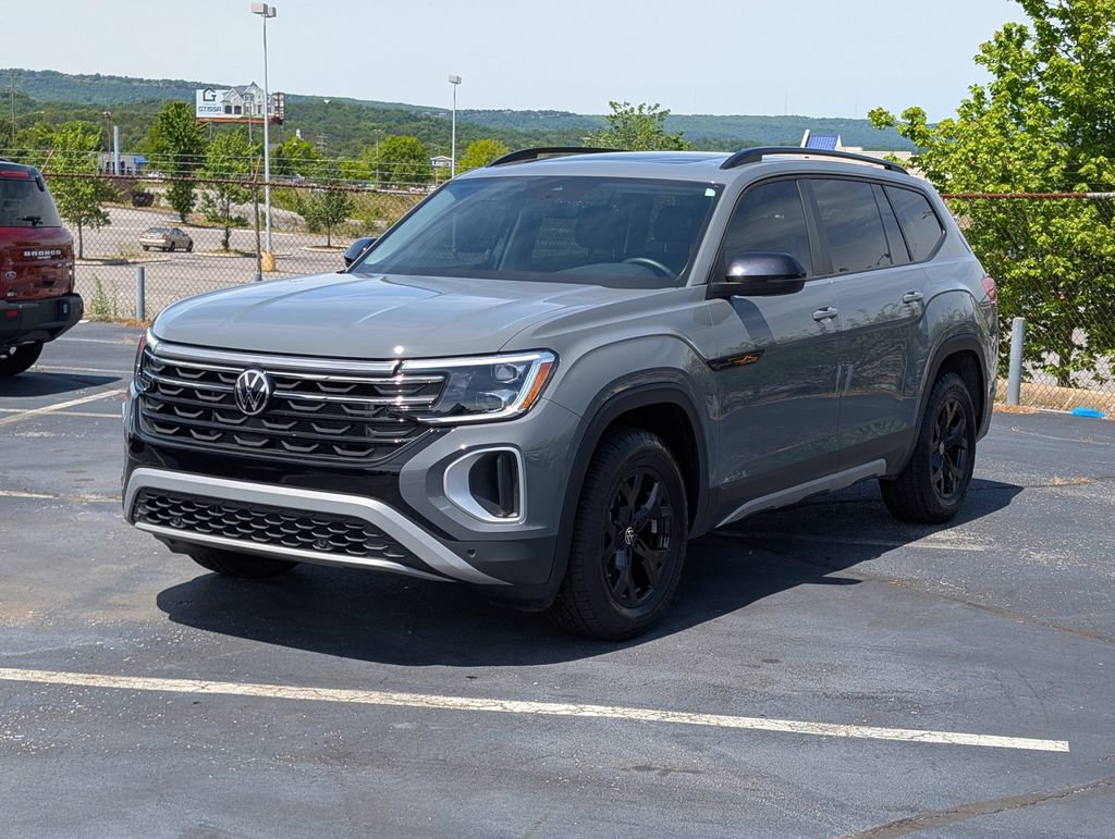 Used 2025 Volkswagen Atlas Peak Edition SE AWD/4WD image 3