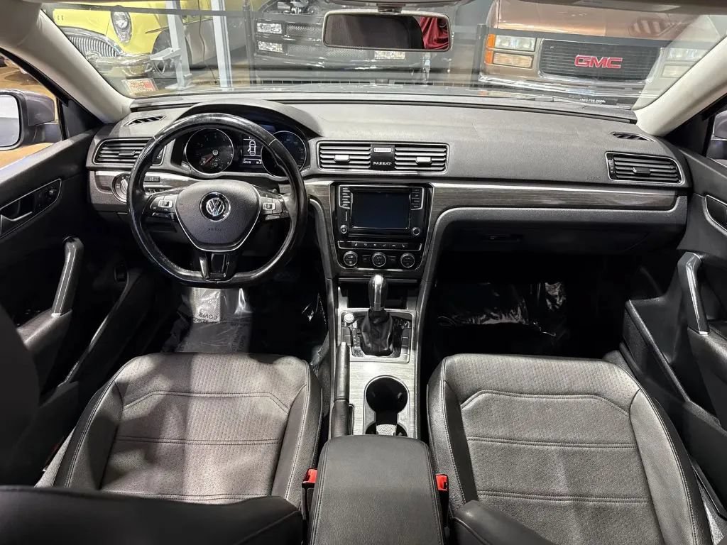 Used 2018 Volkswagen Passat 2.0T SE FWD image 17