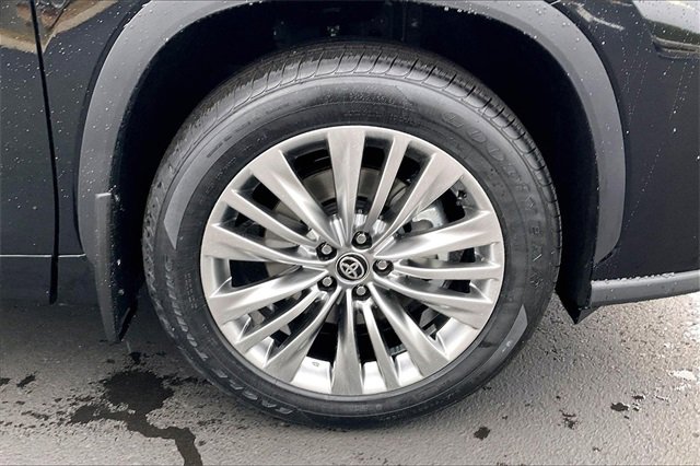 New 2026 Toyota Highlander Platinum image 12