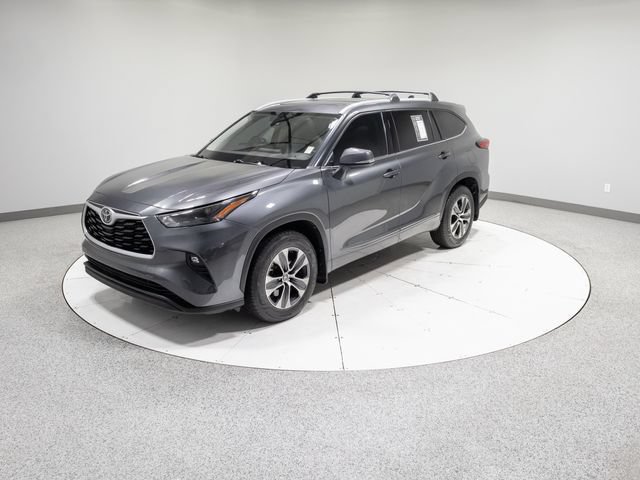 Used 2022 Toyota Highlander XLE AWD/4WD image 38