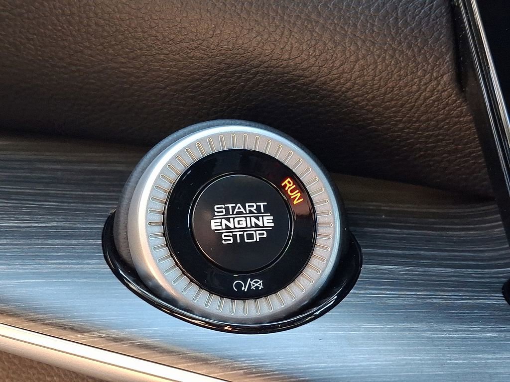 Certified 2024 Jeep Wagoneer Series II w/ Flexible Seating Group image 24