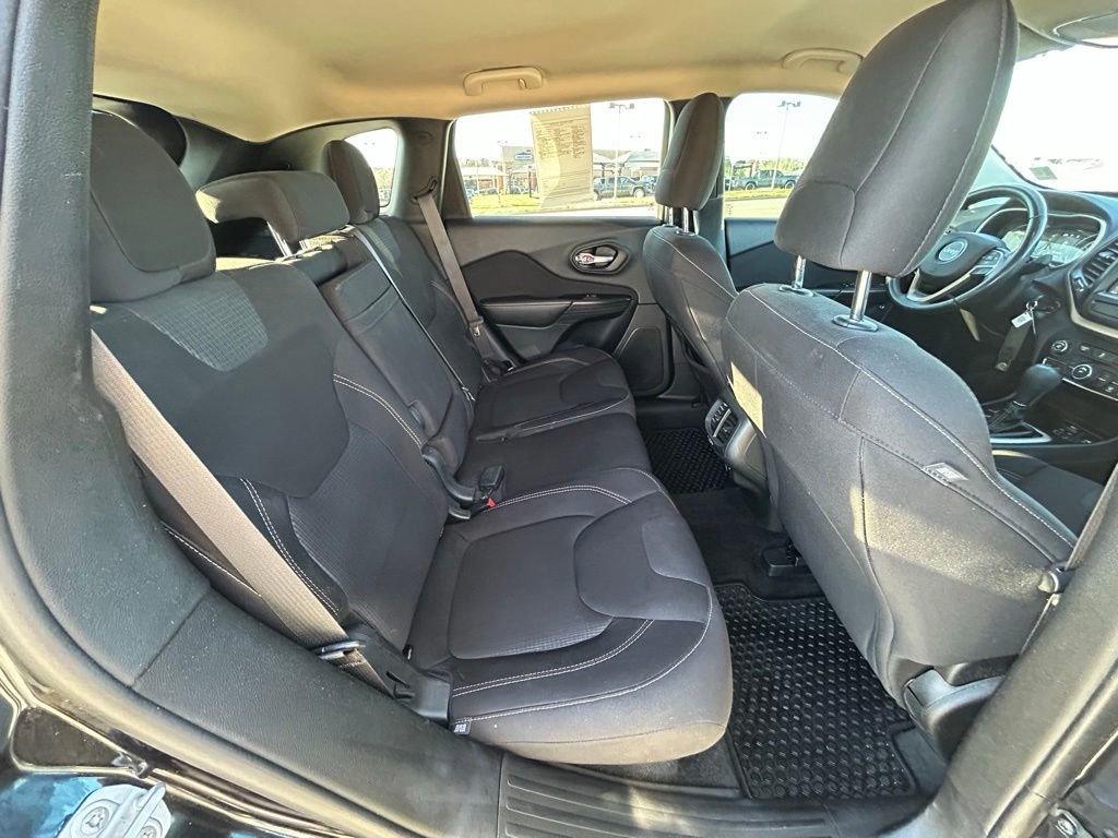 Used 2016 Jeep Cherokee Latitude w/ Cold Weather Group AWD/4WD image 30