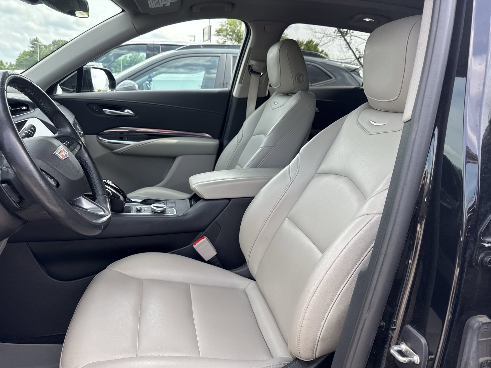 Certified 2021 Cadillac XT4 Luxury w/ Cold Weather Package AWD/4WD image 3
