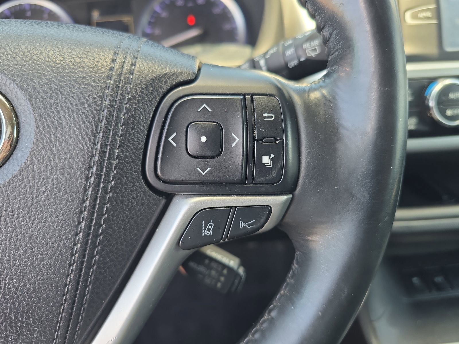 Used 2018 Toyota Highlander SE FWD image 24