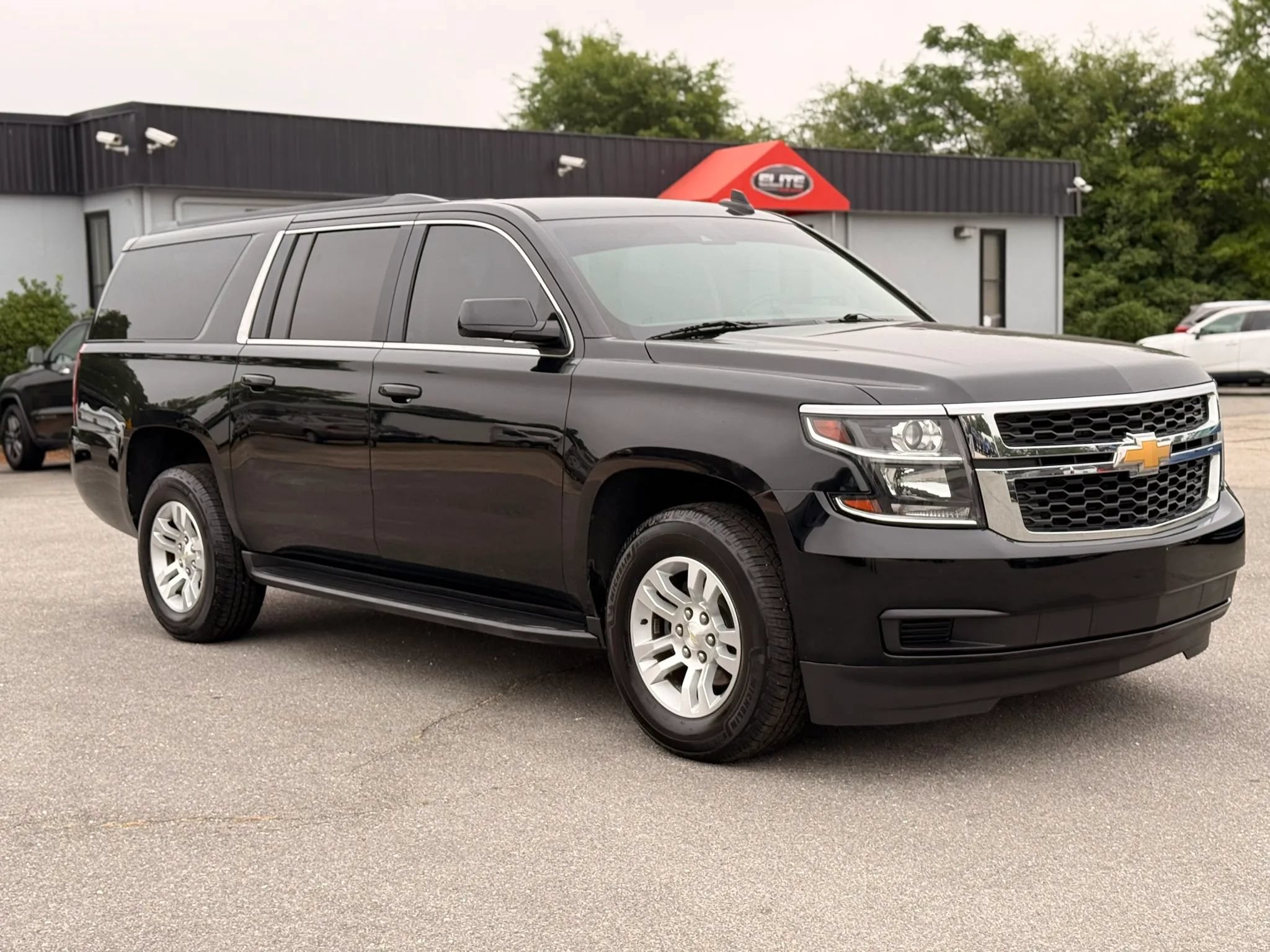 Used 2018 Chevrolet Suburban LT RWD image 3