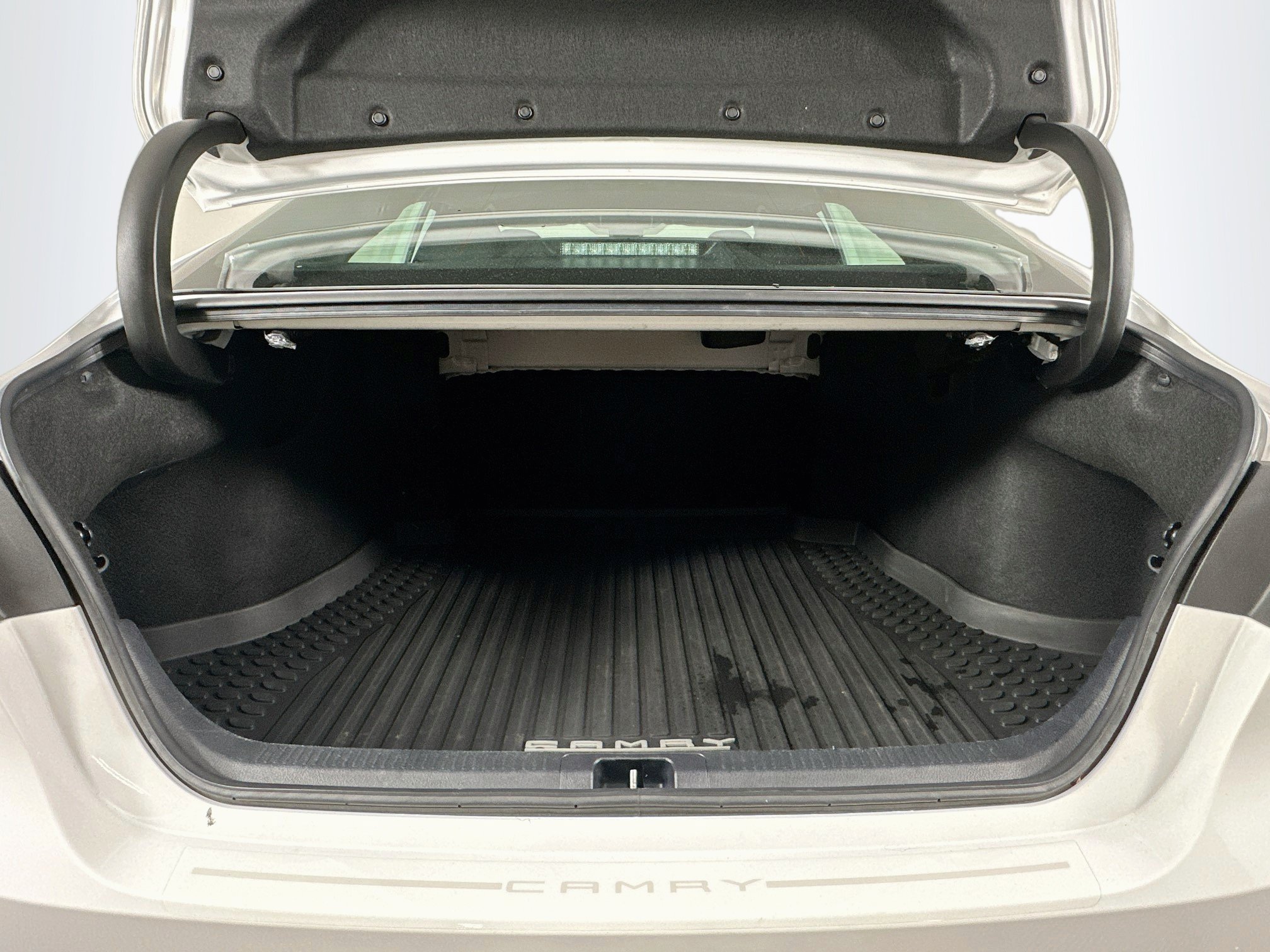 Used 2022 Toyota Camry LE w/ Carpet Mat Package (TMS) FWD image 27