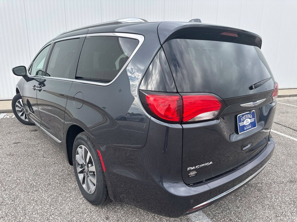 Used 2020 Chrysler Pacifica Touring-L Plus FWD image 5