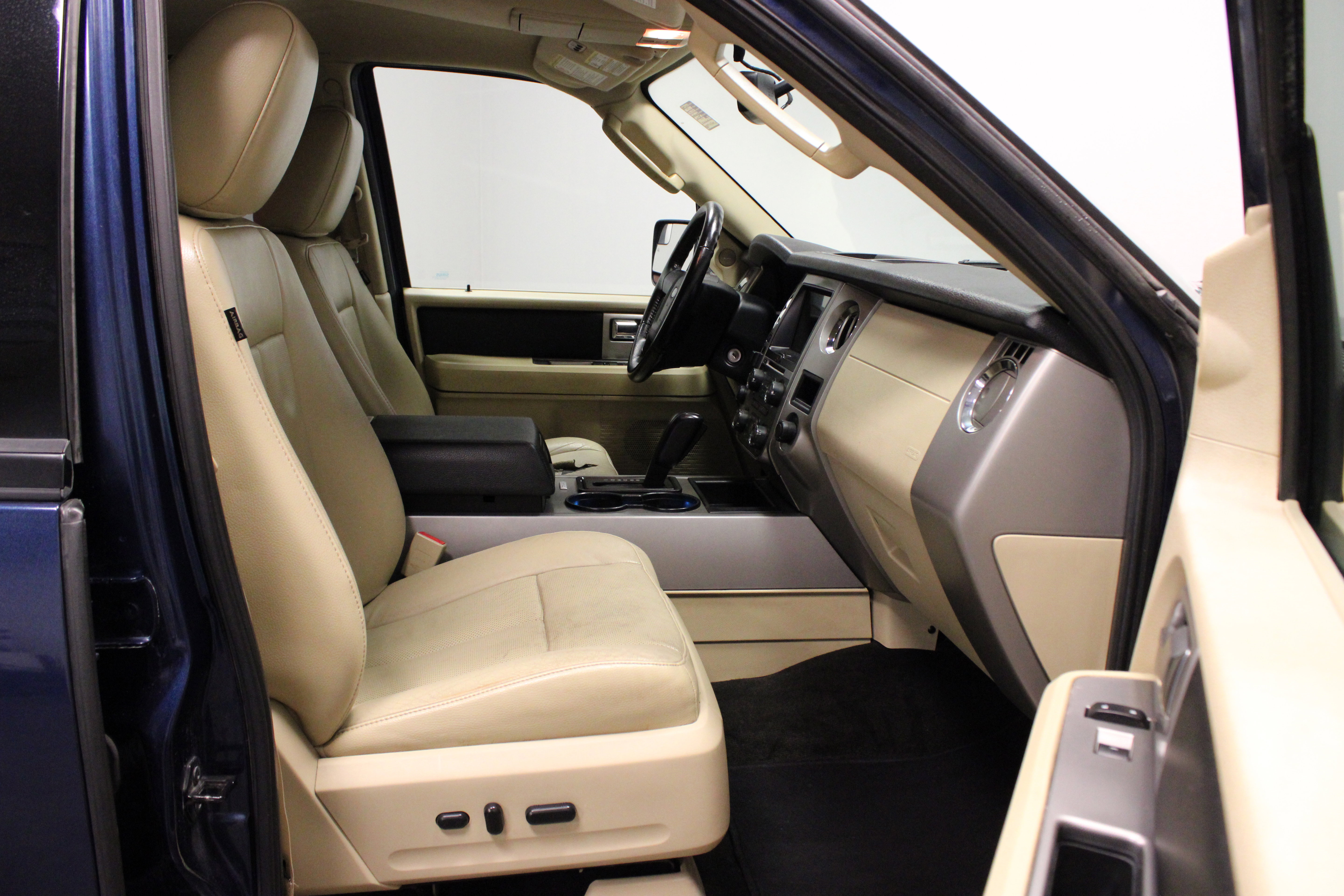 Used 2017 Ford Expedition EL XLT w/ Equipment Group 202A AWD/4WD image 16