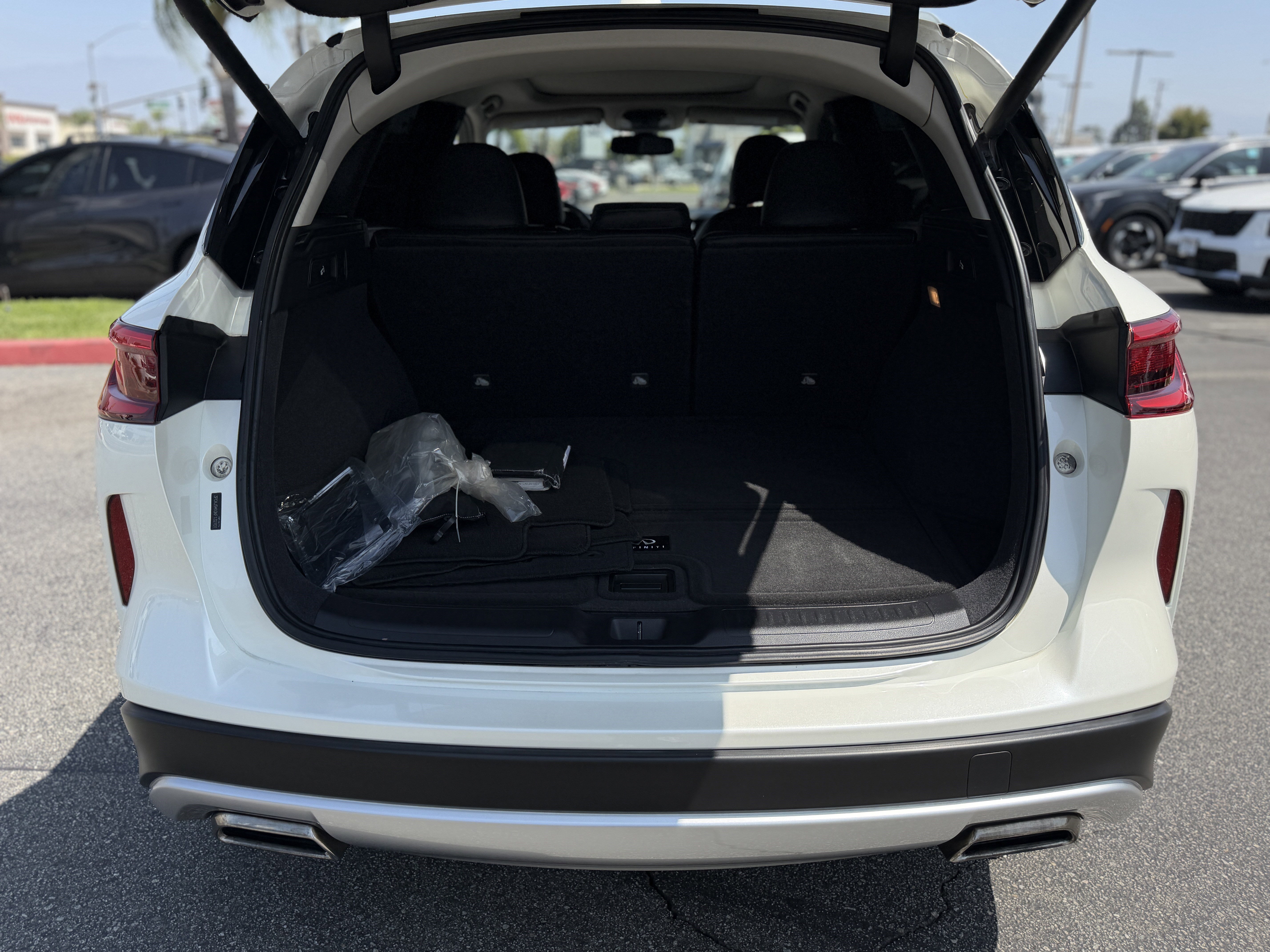 Used 2019 INFINITI QX50 Luxe w/ Navigation Package FWD image 10