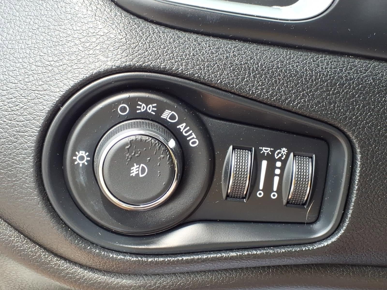 Used 2019 Jeep Renegade Latitude w/ UConnect 8.4 Nav Group image 15