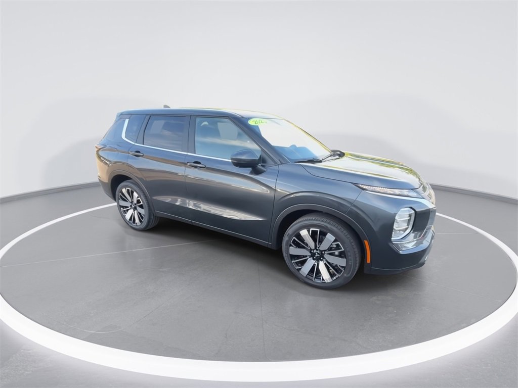 New 2025 Mitsubishi Outlander SE image 2