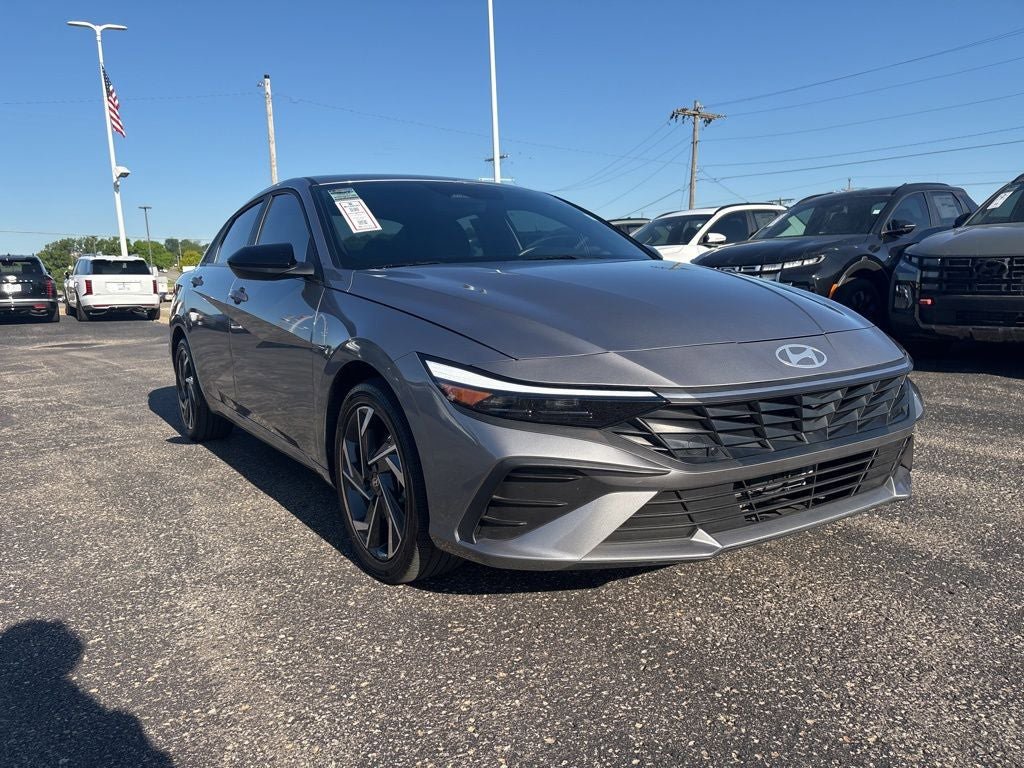 Certified 2025 Hyundai Elantra SEL w/ Cargo Package FWD image 3