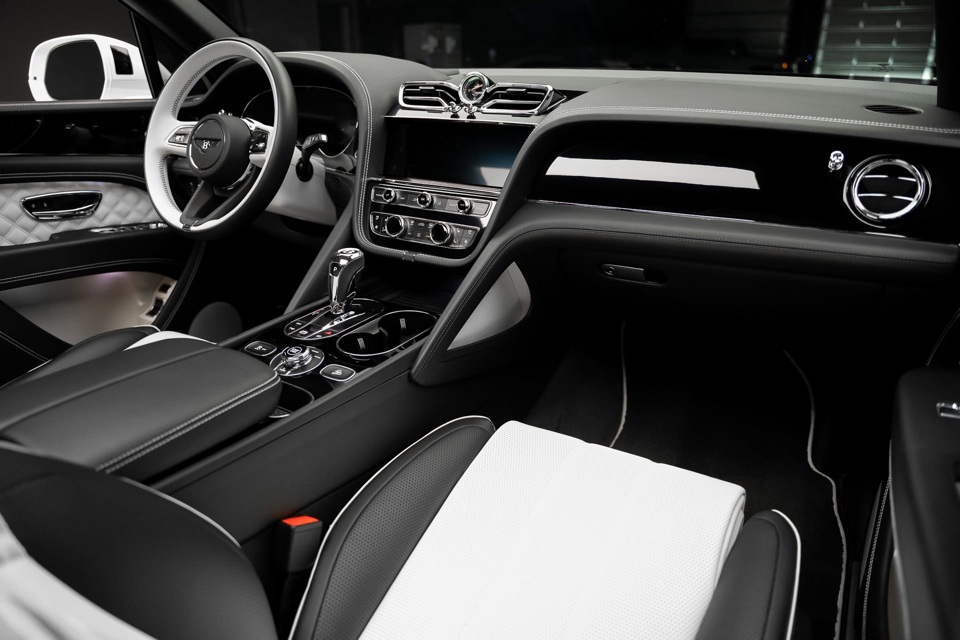 Used 2021 Bentley Bentayga Plug-In Hybrid image 57