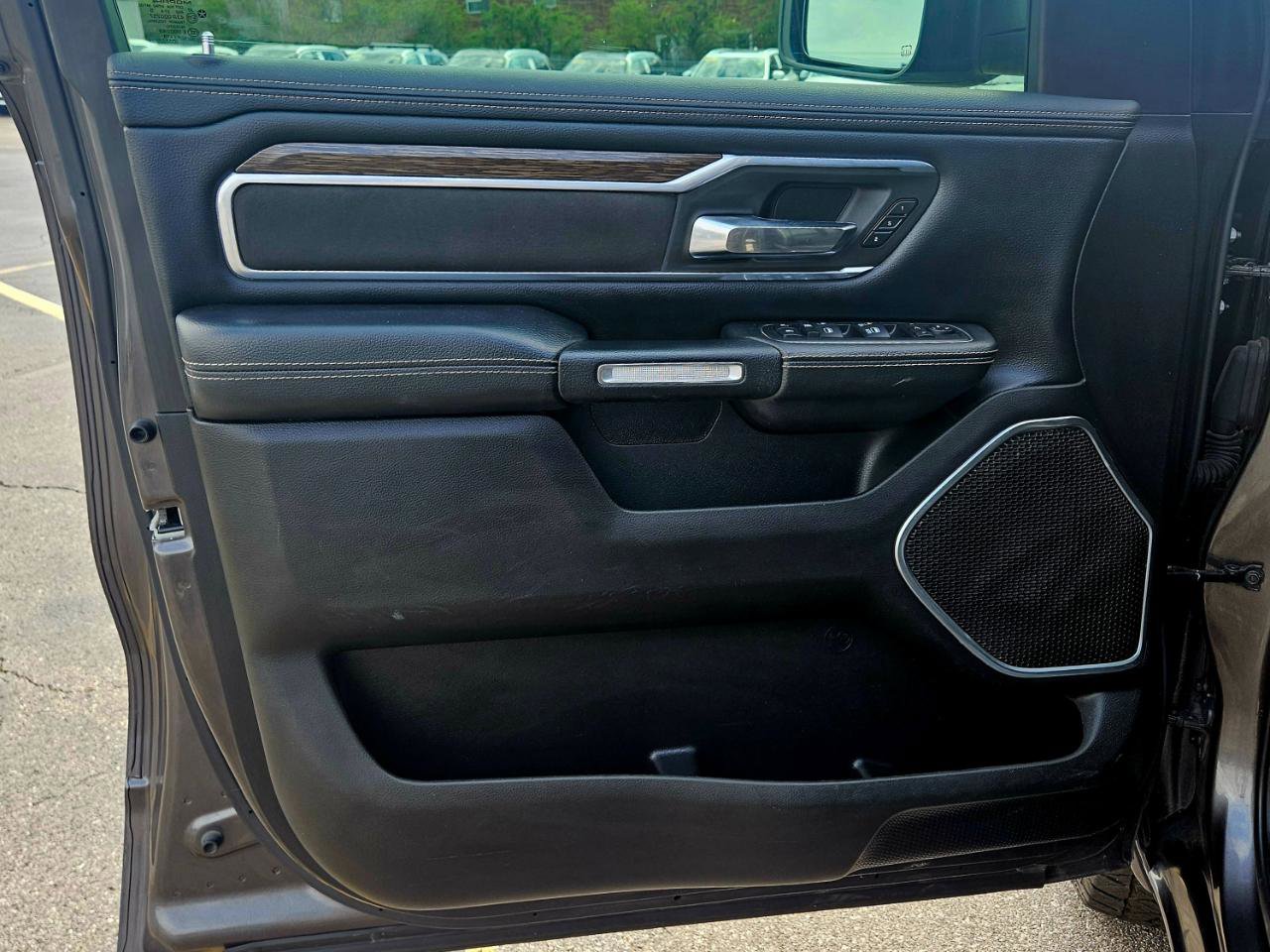 Used 2019 RAM 1500 Laramie AWD/4WD image 9