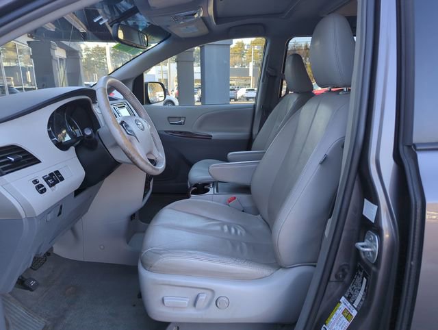 Used 2013 Toyota Sienna XLE w/ Entertainment Pkg image 12