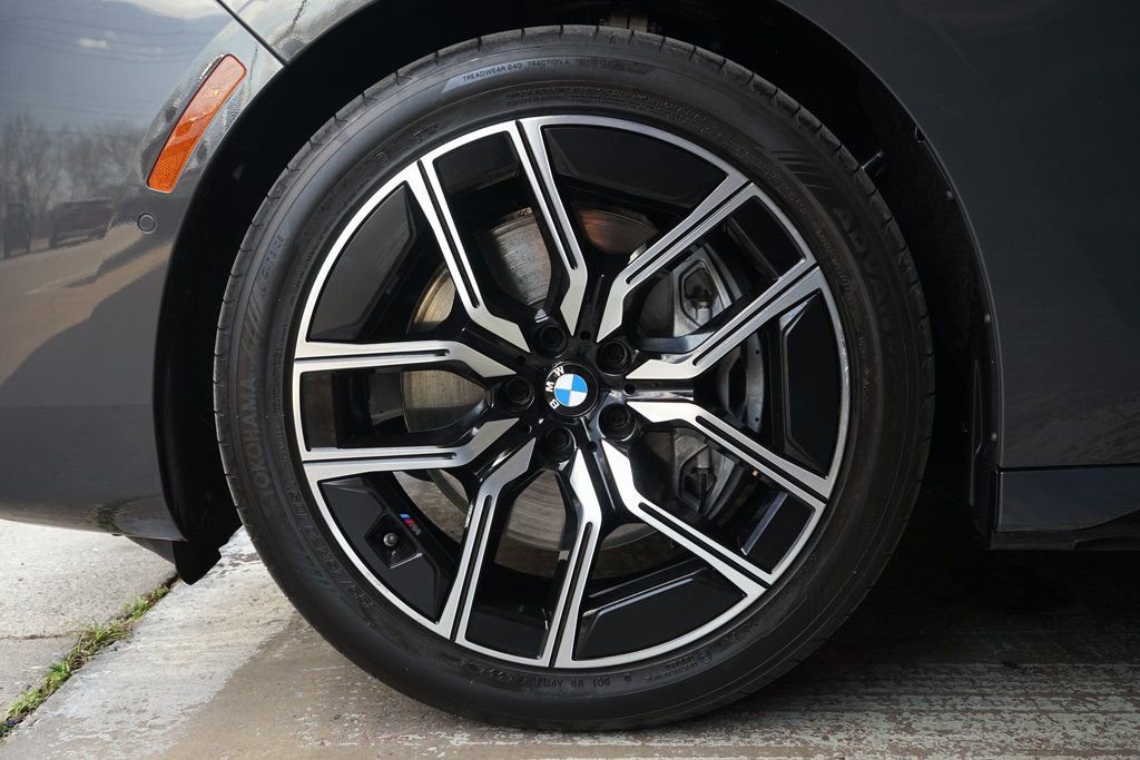 Used 2024 BMW 740i w/ Premium Package image 33