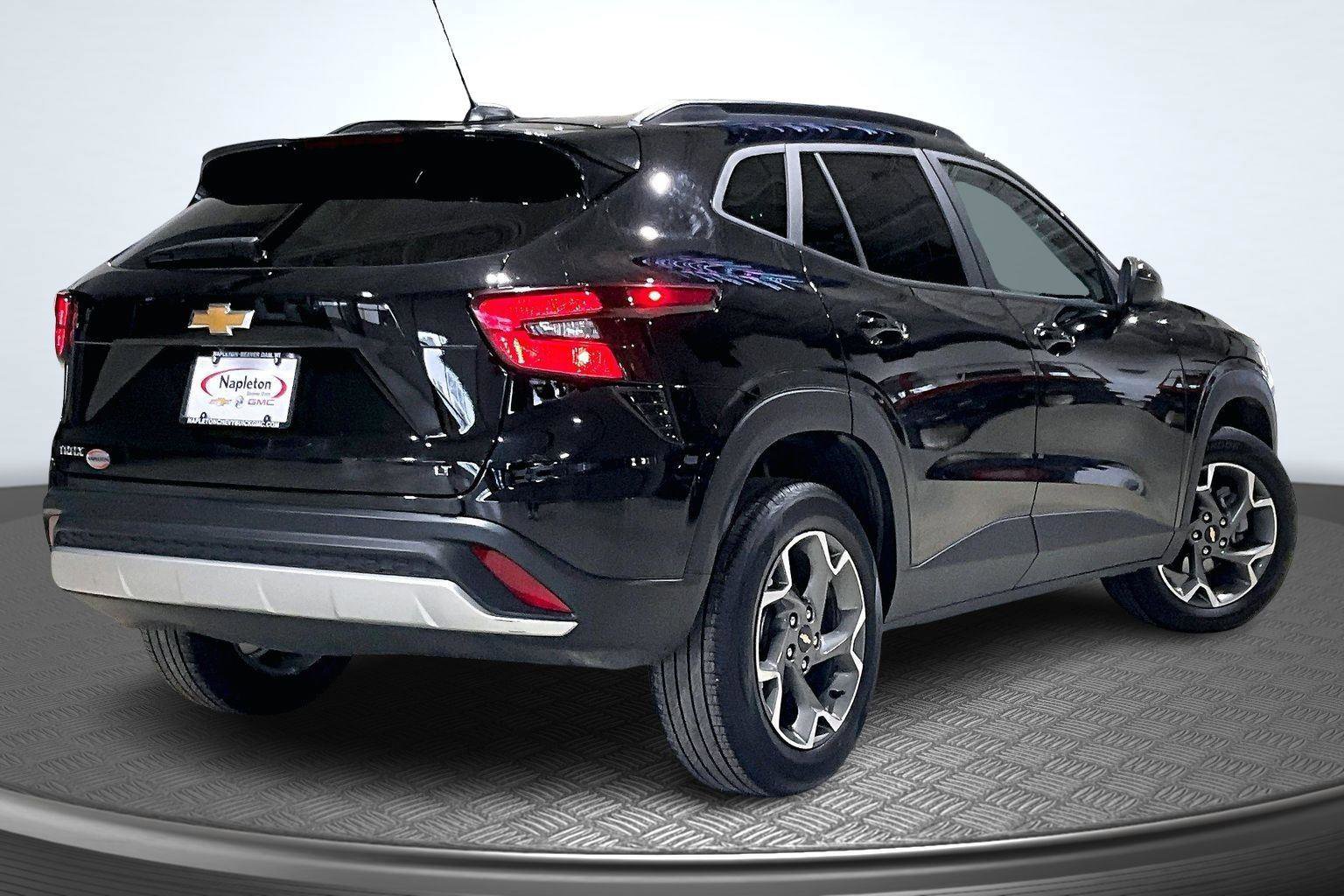 Used 2025 Chevrolet Trax LT image 2