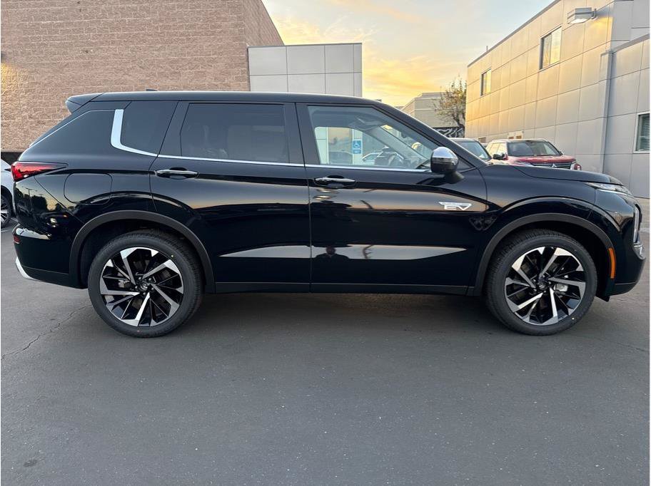 Used 2025 Mitsubishi Outlander 4WD Plug-In Hybrid image 5