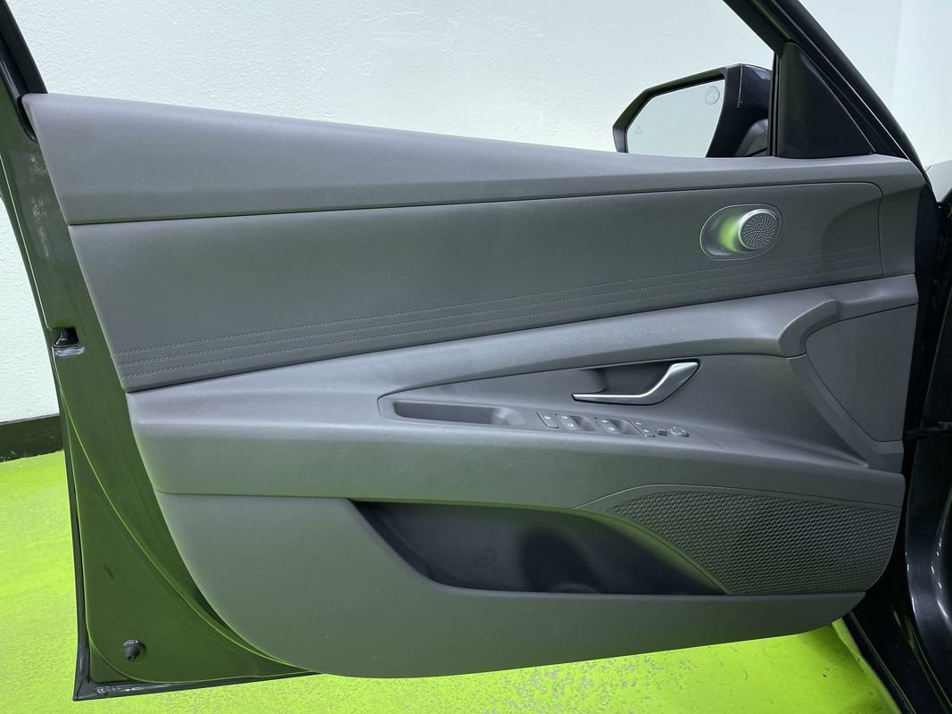 Used 2021 Hyundai Elantra SE image 15