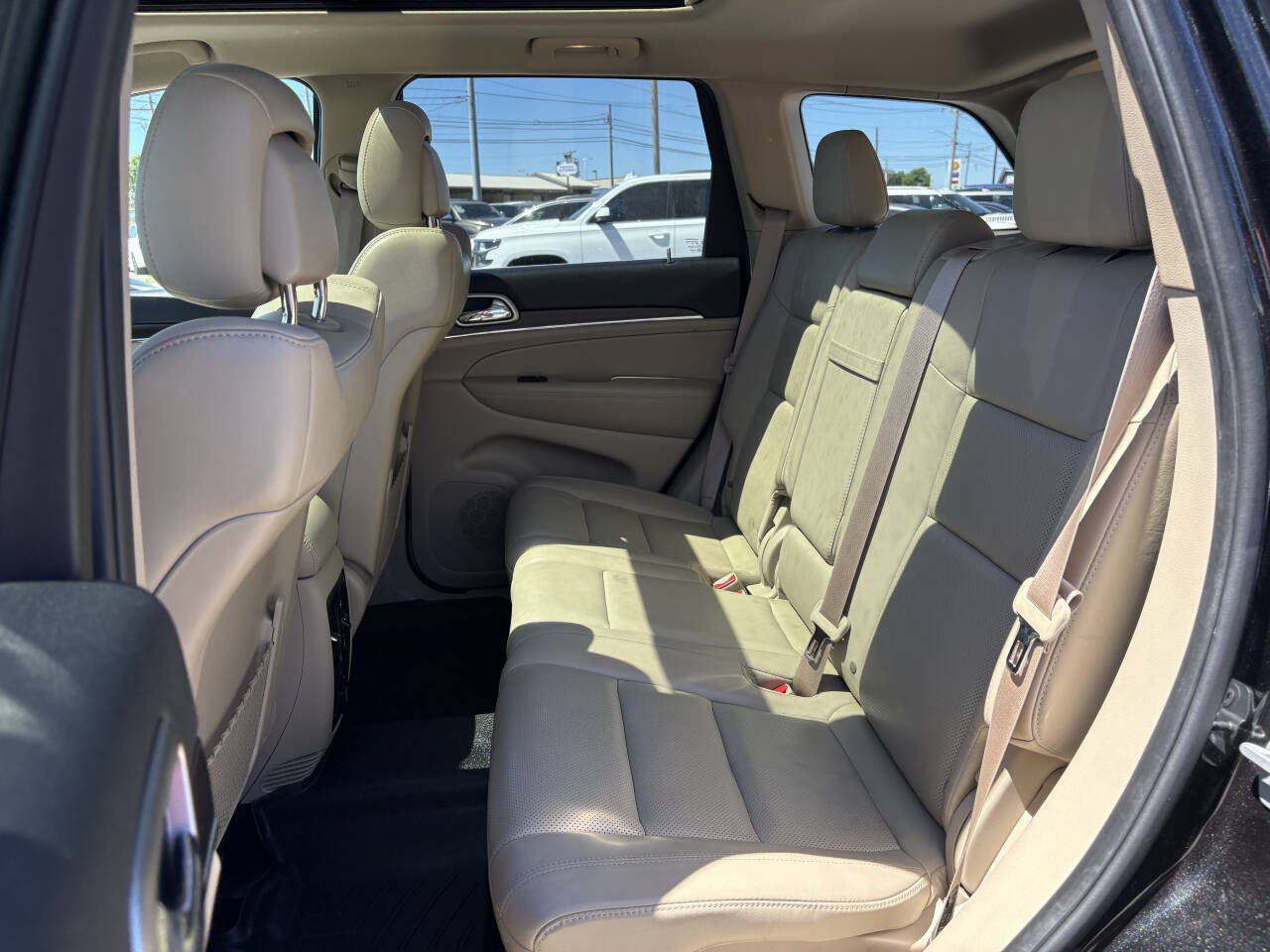 Used 2014 Jeep Grand Cherokee Limited w/ Luxury Group II AWD/4WD image 17
