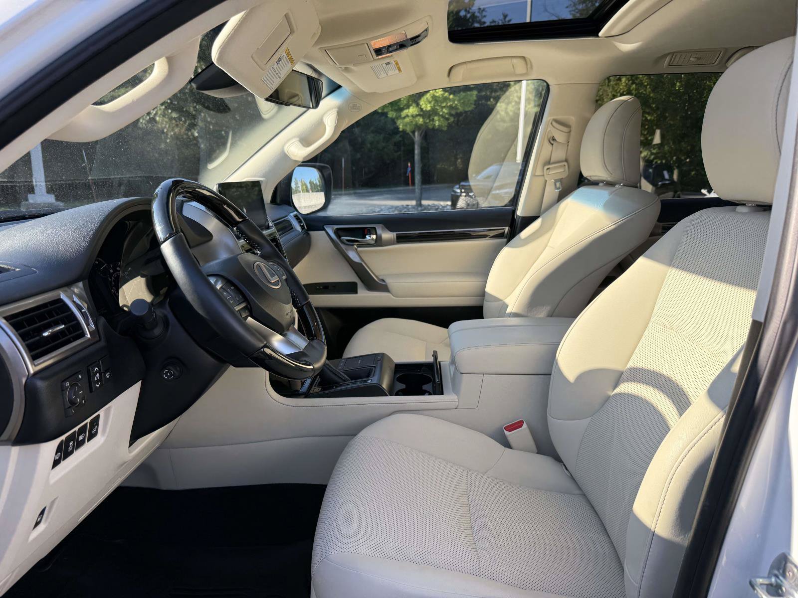 Used 2023 Lexus GX 460 Premium w/ Accessory Package AWD/4WD image 13