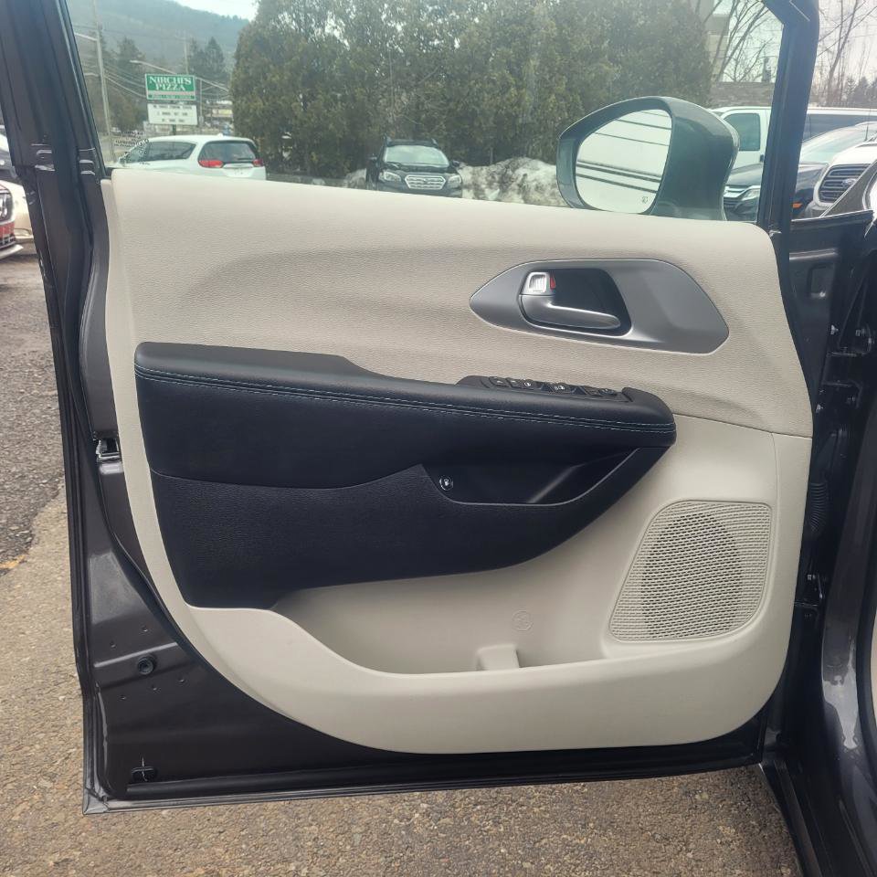 Used 2017 Chrysler Pacifica Touring Plus image 10