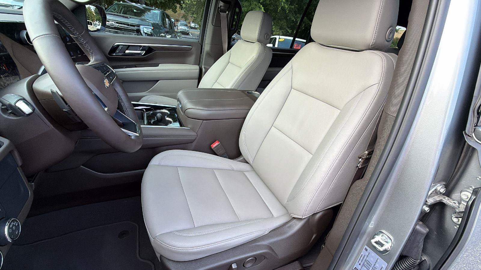 New 2026 Chevrolet Suburban LT w/ Comfort Package AWD/4WD image 4