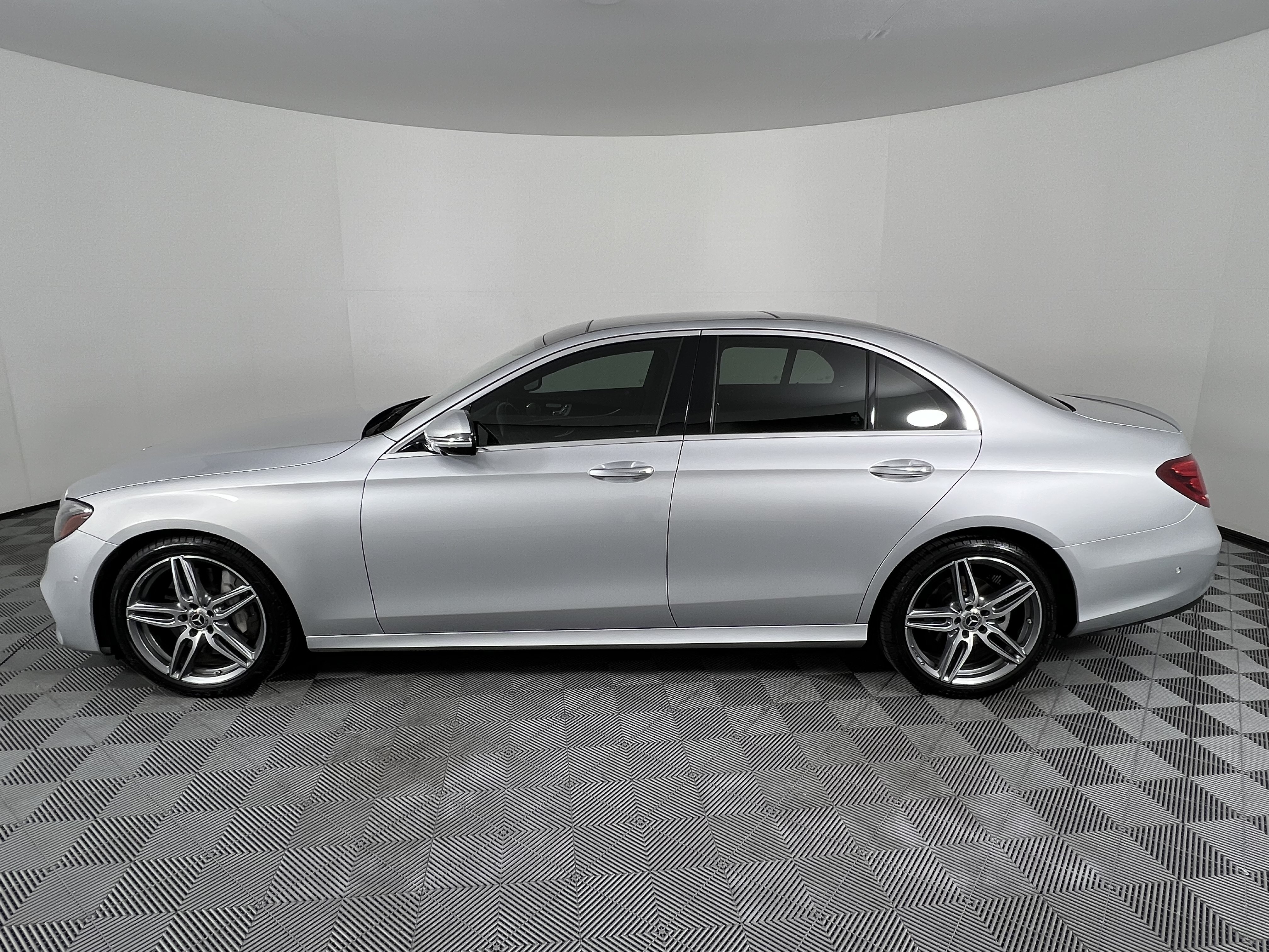 Certified 2019 Mercedes-Benz E 300 4MATIC image 9