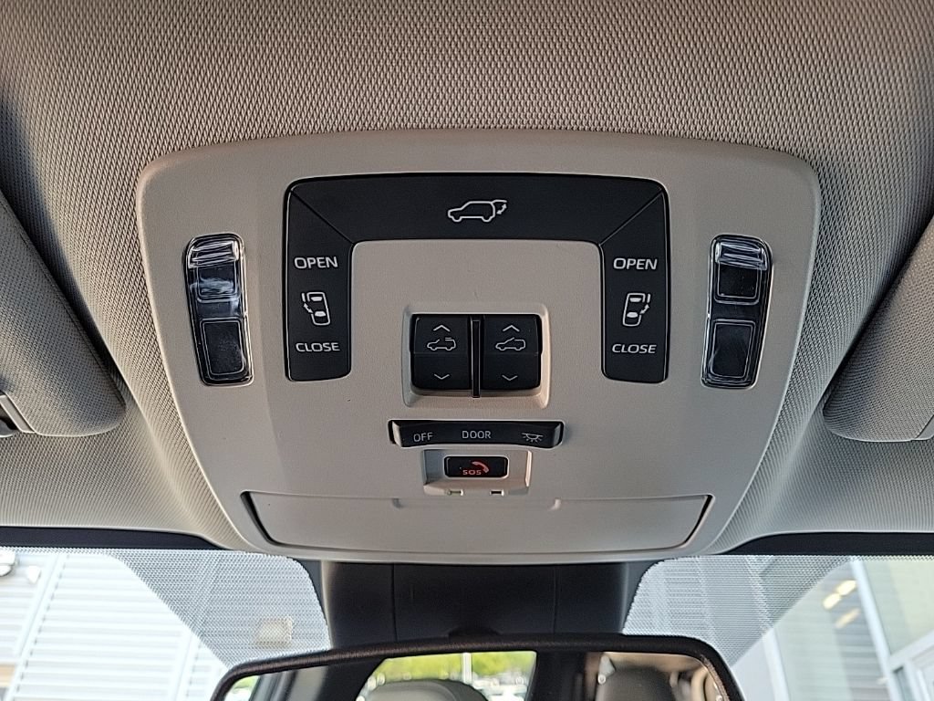 Used 2025 Toyota Sienna XLE FWD image 37